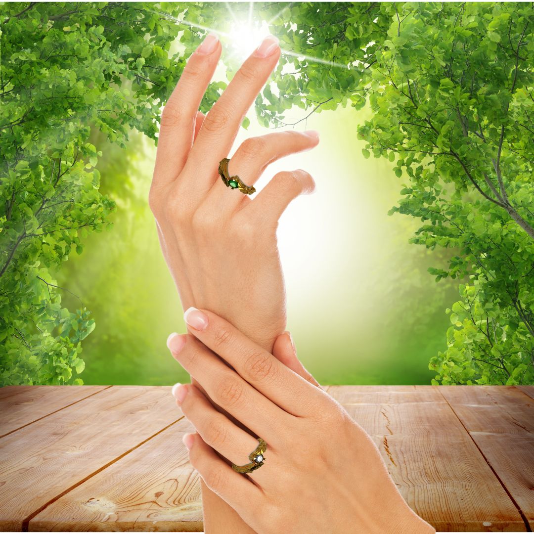 Manos posando el Anillo de Hojas de Trébol de Compromiso www.pabloarielcanete.com modelo de manos de mujer hojas de ficus con anillo solitario haciendo juego www.pabloarielcanete.com