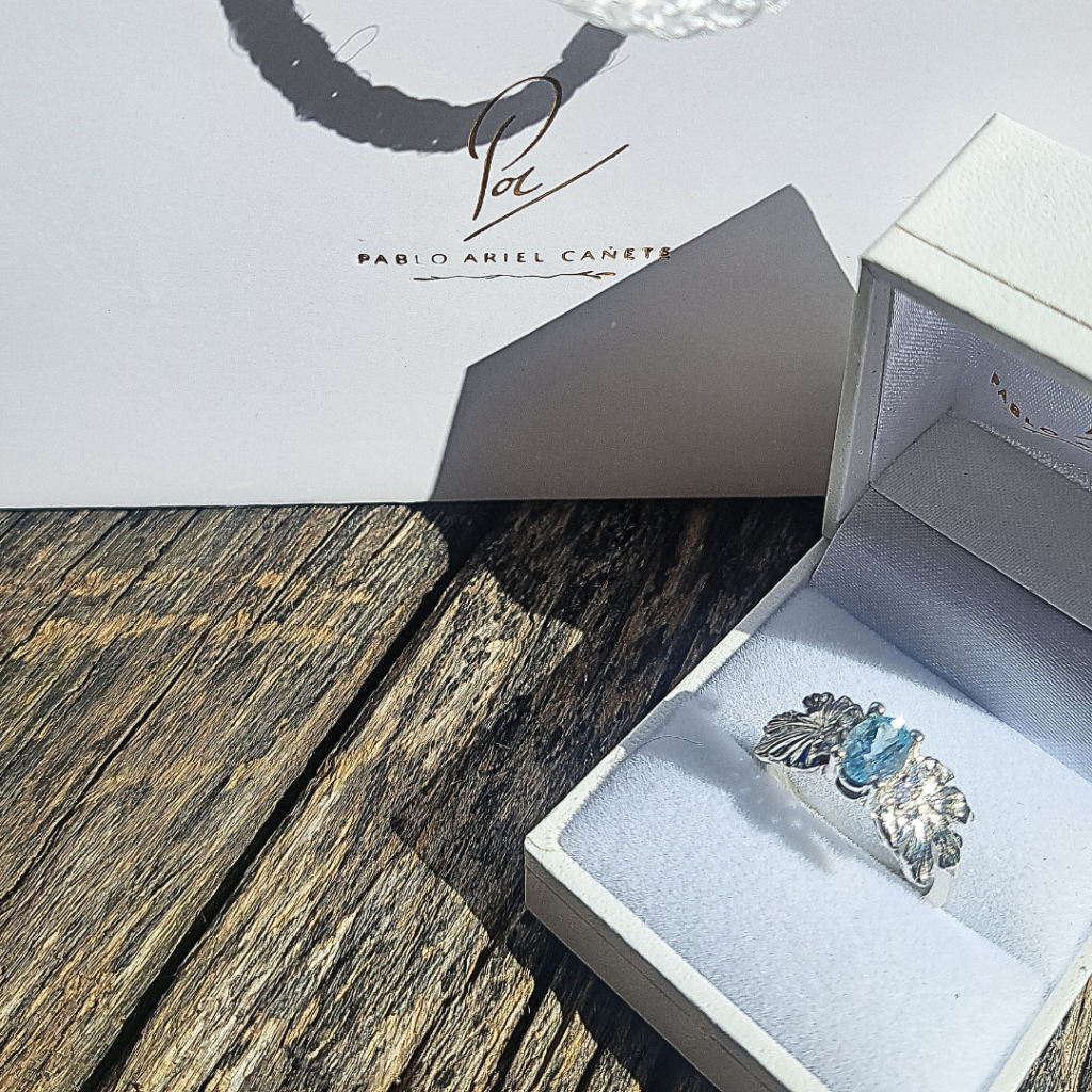 Packaging de Anillo de plata 925 y brillantes naturales con topacio central y packaging de la marca www.pabloarielcanete.com