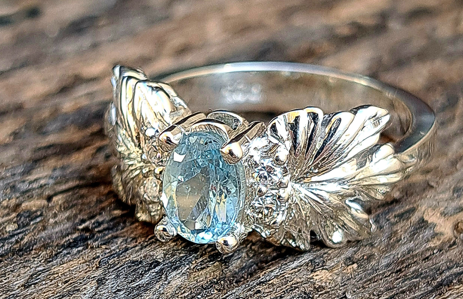 Anillo que inspira historias pieza de hoja de vid con topacio natural y brillantes www.pabloarielcanete.com Anillo que inspira historias pieza de hoja de vid con topacio natural y brillantes www.pabloarielcanete.com
