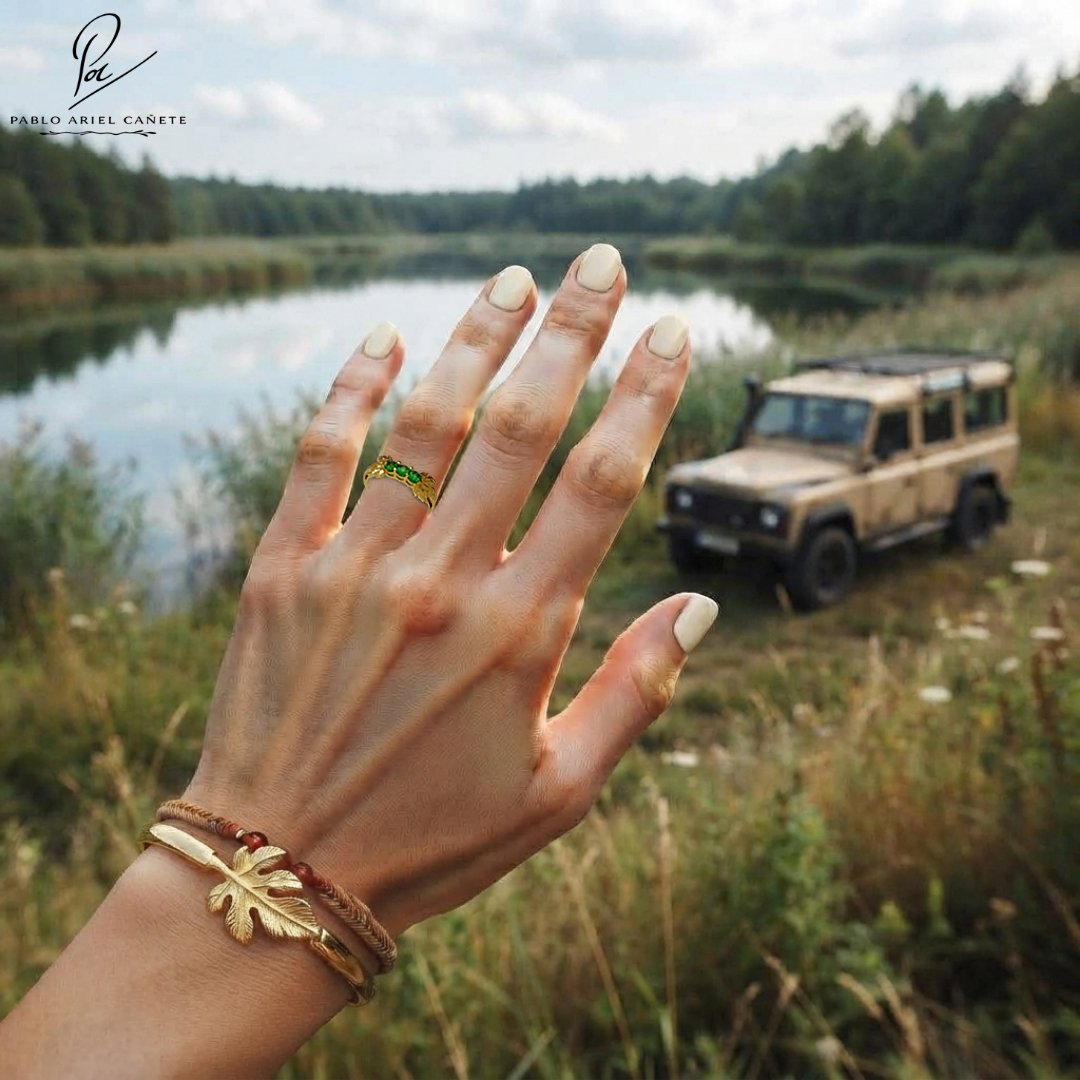 Mujer Estilo boho Indie Folk con Land Rover defender 110 de Fondo y Anillo de oro con Hojas de vid www.pabloarielcanete.com